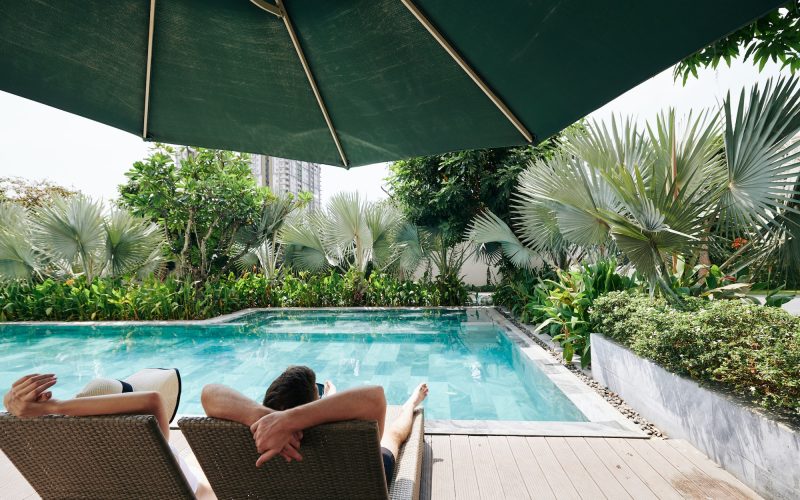 Pareja relajándose junto a una piscina apartada